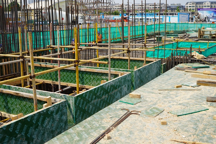 塑面/覆塑建筑模板：高强耐候，构筑安全工程基石的现代选择