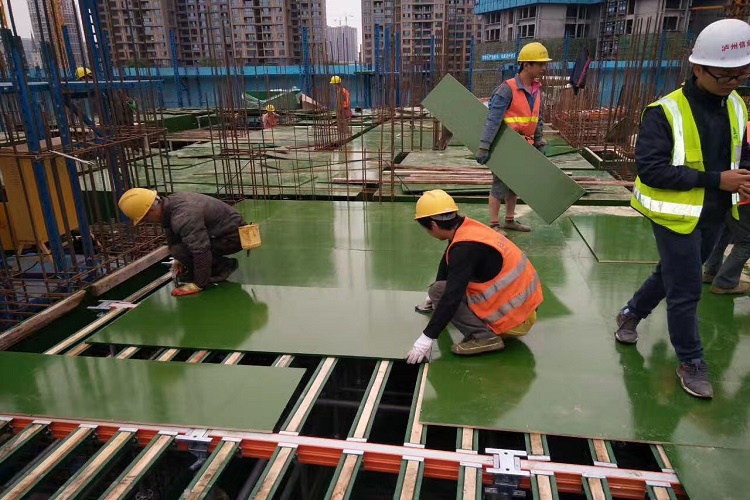 塑面模板与覆塑建筑模板的核心优势与应用解析 | 山东泉江木业