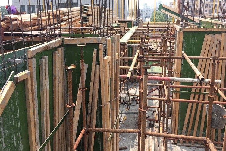 钢化膜塑面模板的技术特性与工程应用价值