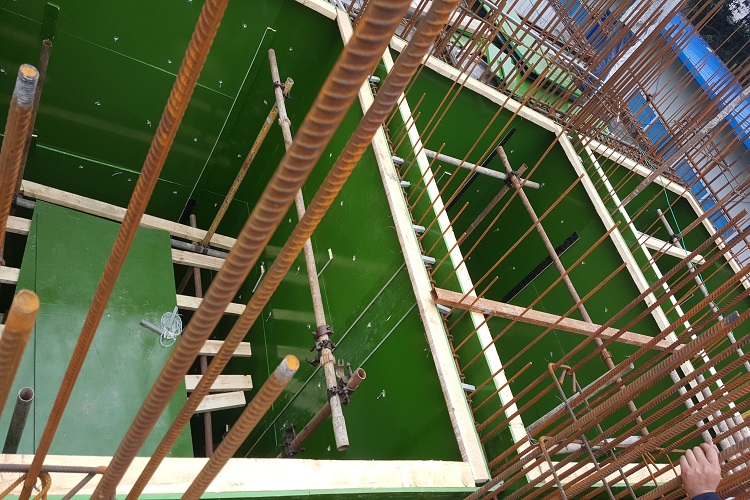 塑面模板与覆塑模板在现代建筑工程中的应用优势